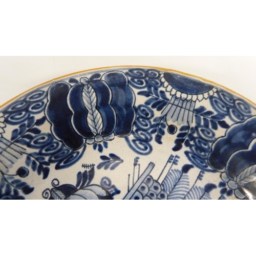 226 - 18th century Delft blue and white pottery faience peacock plate, underglazed in blue on a white grou... 