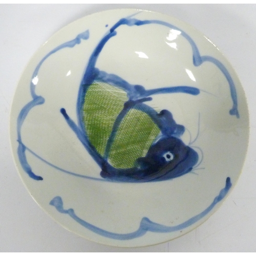 197 - Japanese export circular dish (Meiji period 1868 - 1912) painted in blue and green with a carp to th... 