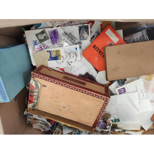 406 - Box containing a large quantity of mixed World postage stamps.