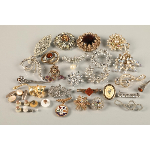 118 - Assortment of vintage brooches and buttons