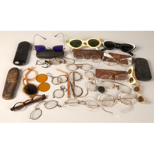 313 - Assortment of vintage spectacles