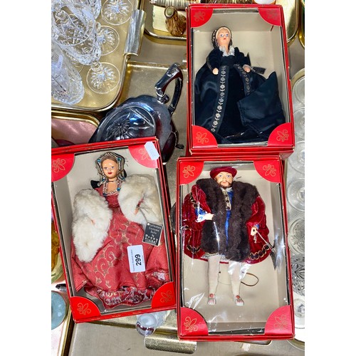 299 - Boxed Peggy Nisbet dolls to include King Henry VIII, glass paperweight, silver plated teapot, etc