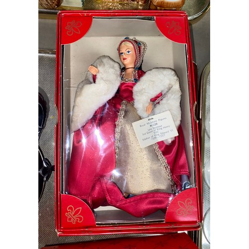 299 - Boxed Peggy Nisbet dolls to include King Henry VIII, glass paperweight, silver plated teapot, etc