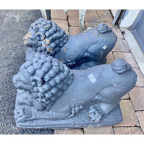 491 - Pair of concrete Lions, 56 cm long (2)