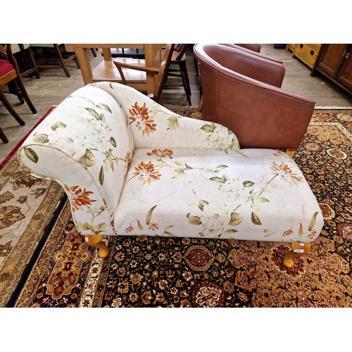 576 - Contemporary chaise longue with cream floral upholstery, approx. dimensions: H 70cm, W 98cm, D 50cm