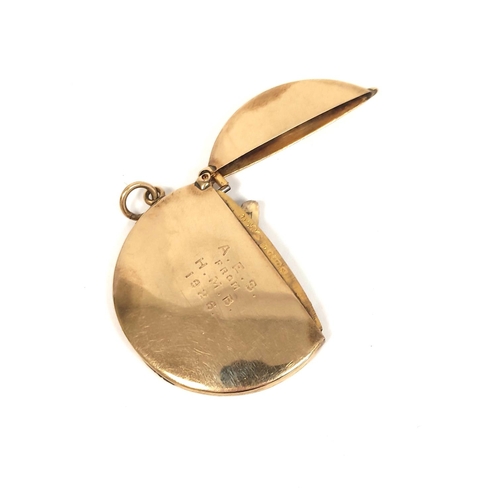 157 - 9ct gold vesta case, circular, Chester 1907. 40mm, 15g