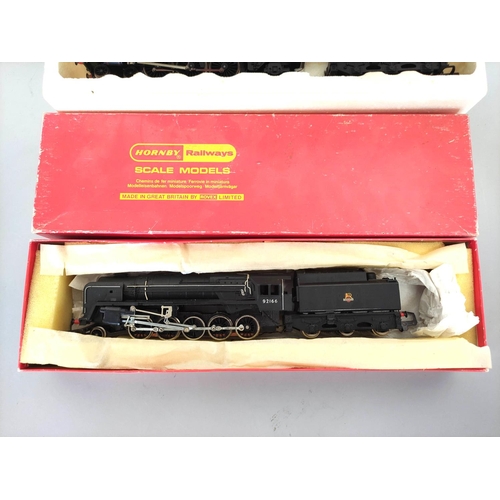 221 - Hornby Railways. 00 gauge locomotives to include a 2-10-0 locomotive and tender 92166 in BR bla... 