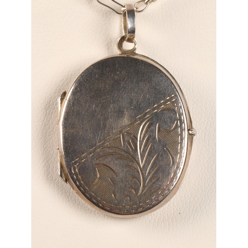 102 - sterling silver locket on chain, total weight 8.9 grams