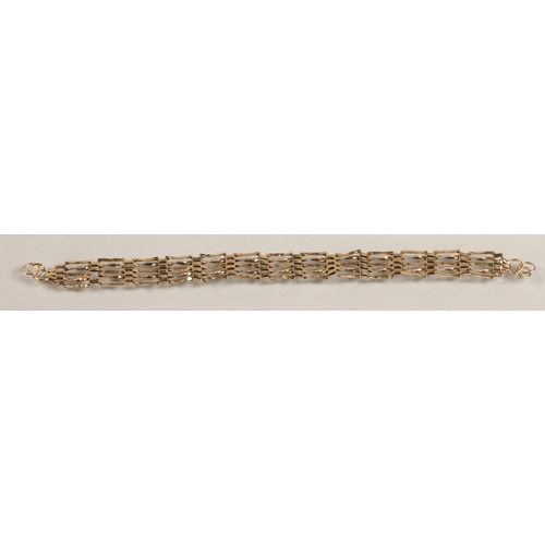 62 - 9 ct gold gate bracelet, 4.7g