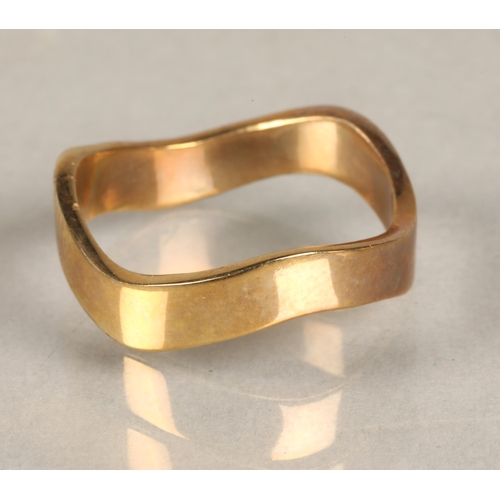 93 - 9 carat gold band, 3.9 grams, size P