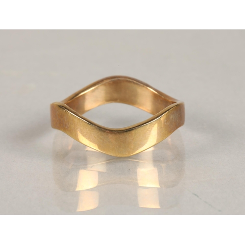 93 - 9 carat gold band, 3.9 grams, size P