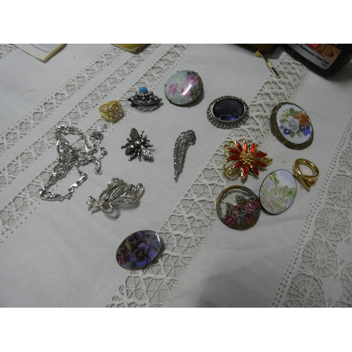 45 - Two silver plated bowls and vintage brooches.