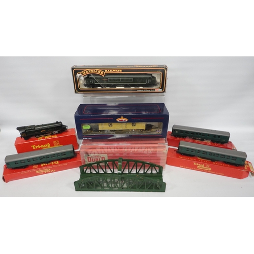 290 - Hornby Dublo 5015 green-painted girder bridge, four Tri-ang Railways OO gauge scales models to inclu... 