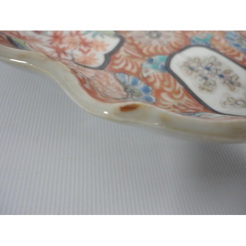 198 - Japanese Fukugawa oval dish (Meiji, 1868 - 1912) with wavy rim, decorated with blossoms and birds in... 