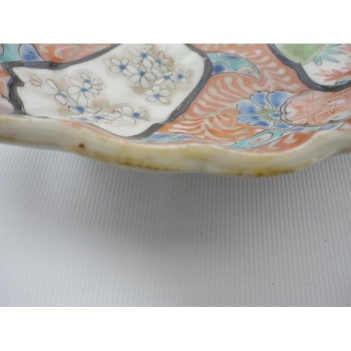 198 - Japanese Fukugawa oval dish (Meiji, 1868 - 1912) with wavy rim, decorated with blossoms and birds in... 