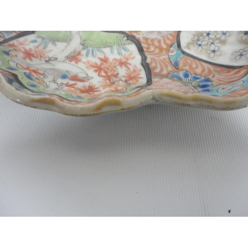 198 - Japanese Fukugawa oval dish (Meiji, 1868 - 1912) with wavy rim, decorated with blossoms and birds in... 