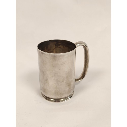 100 - Silver plain mug with loop handle, not inscribed. 1910, 196g, 6oz.