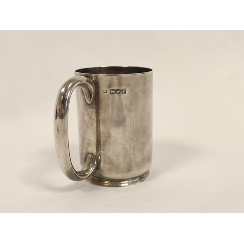 100 - Silver plain mug with loop handle, not inscribed. 1910, 196g, 6oz.