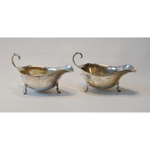 89 - Pair of silver cream or sauce boats with cut edges, Birmingham 1913, 152g.