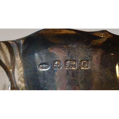 89 - Pair of silver cream or sauce boats with cut edges, Birmingham 1913, 152g.