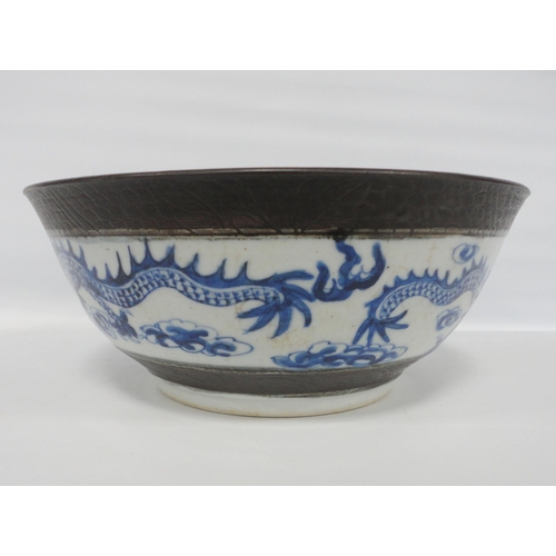 209 - Chinese Kangxi-style blue and white crackle glaze bowl (Qing Dynasty, late 19th century), the exteri... 