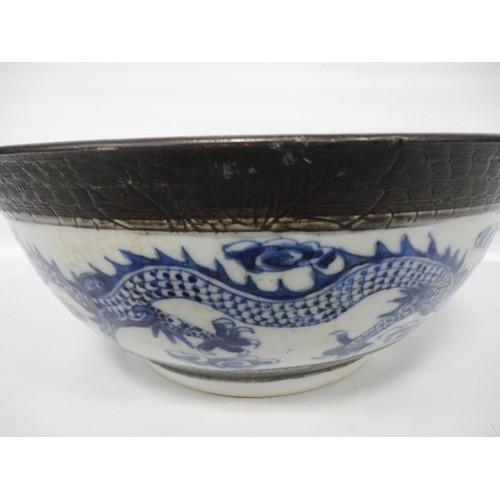 209 - Chinese Kangxi-style blue and white crackle glaze bowl (Qing Dynasty, late 19th century), the exteri... 