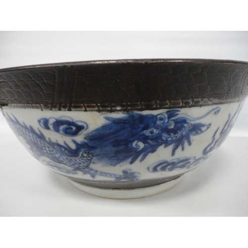 209 - Chinese Kangxi-style blue and white crackle glaze bowl (Qing Dynasty, late 19th century), the exteri... 