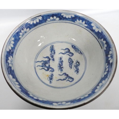 209 - Chinese Kangxi-style blue and white crackle glaze bowl (Qing Dynasty, late 19th century), the exteri... 