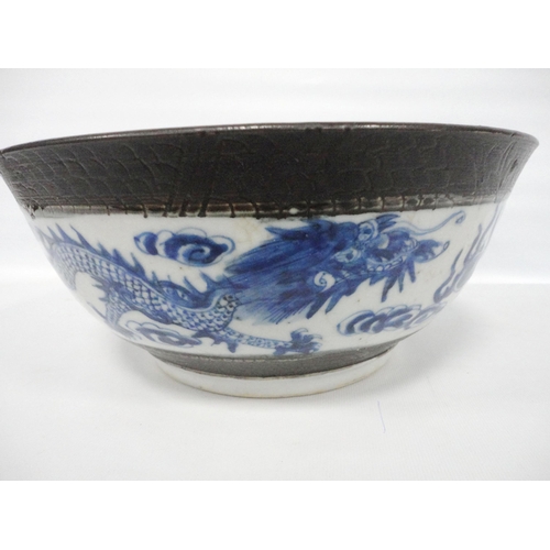 209 - Chinese Kangxi-style blue and white crackle glaze bowl (Qing Dynasty, late 19th century), the exteri... 