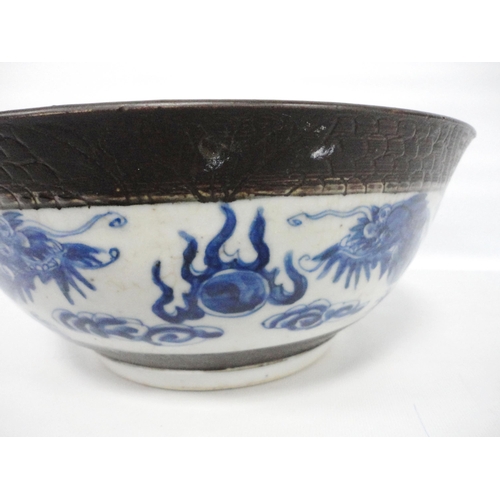 209 - Chinese Kangxi-style blue and white crackle glaze bowl (Qing Dynasty, late 19th century), the exteri... 