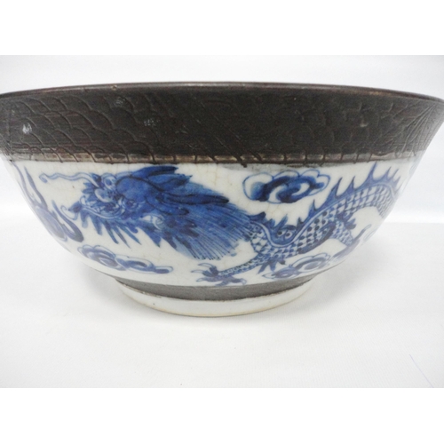 209 - Chinese Kangxi-style blue and white crackle glaze bowl (Qing Dynasty, late 19th century), the exteri... 