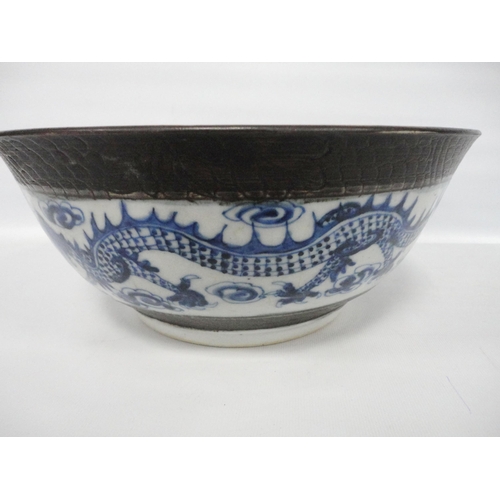 209 - Chinese Kangxi-style blue and white crackle glaze bowl (Qing Dynasty, late 19th century), the exteri... 