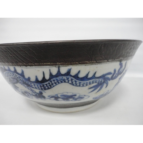 209 - Chinese Kangxi-style blue and white crackle glaze bowl (Qing Dynasty, late 19th century), the exteri... 