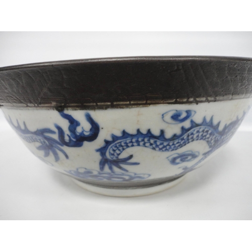 209 - Chinese Kangxi-style blue and white crackle glaze bowl (Qing Dynasty, late 19th century), the exteri... 