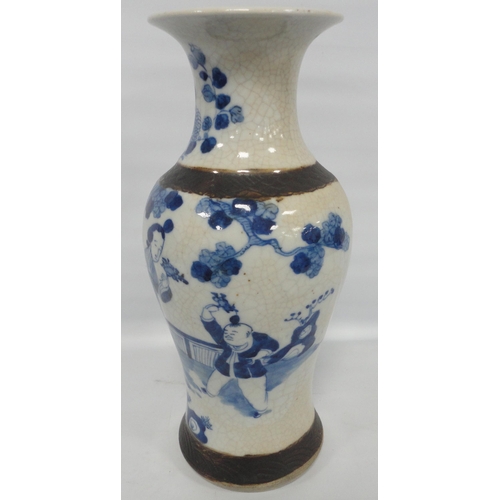 210 - Chinese Kangxi-style blue and white crackle glaze baluster vase (Qing Dynasty, late 19th century) de... 