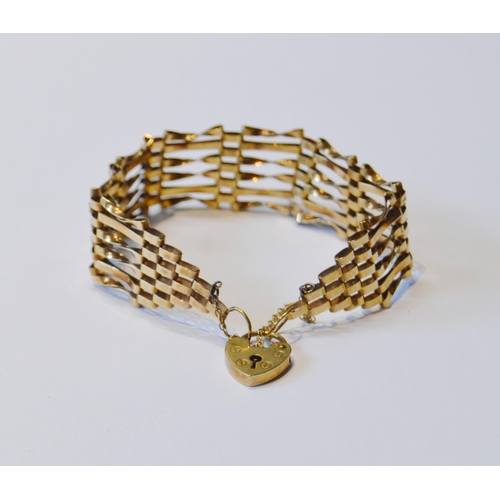 149 - 9ct gold gate bracelet of typical style, 12.7g.