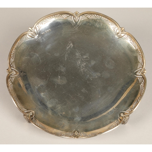 170 - Pierced silver tray mounted on four supports, Sheffield 1931, diameter 23cm, weight 480 grams