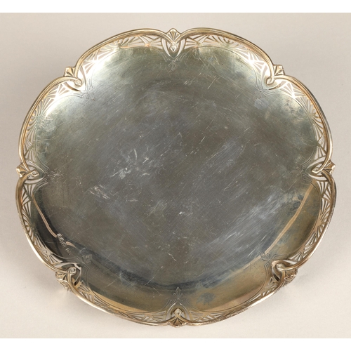 170 - Pierced silver tray mounted on four supports, Sheffield 1931, diameter 23cm, weight 480 grams