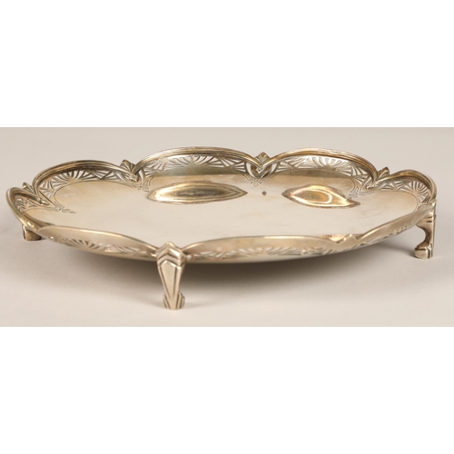 170 - Pierced silver tray mounted on four supports, Sheffield 1931, diameter 23cm, weight 480 grams