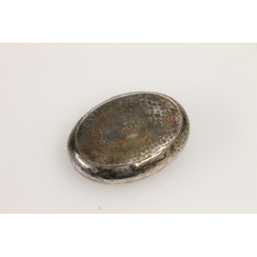 606 - Edward VII oval silver snuff box with planished surface and gilt interior, William Neale, Birmingham... 