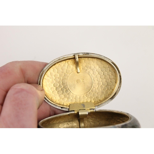 606 - Edward VII oval silver snuff box with planished surface and gilt interior, William Neale, Birmingham... 