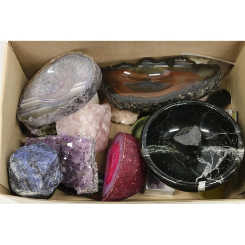 117 - Small box containing minerals.