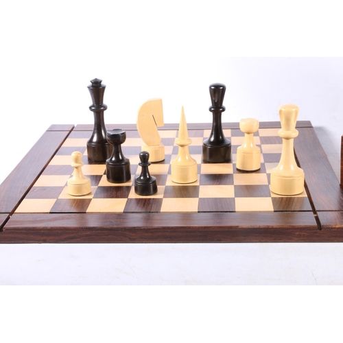 122 - Chess set with boxwood pieces and chessboard.