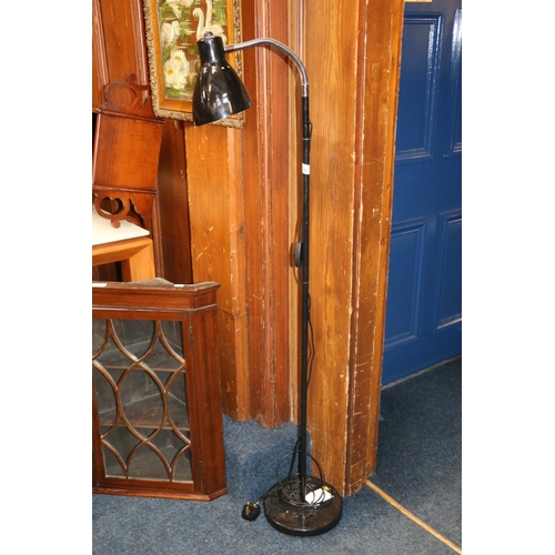 634 - Modern floor lamp.