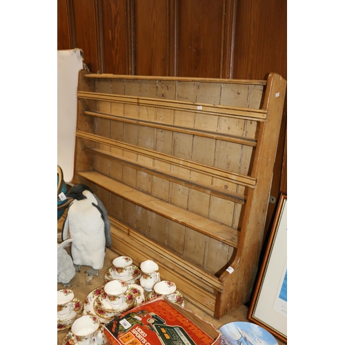 647 - Late 19th/early 20th century pine plate rack, 121cm wide.