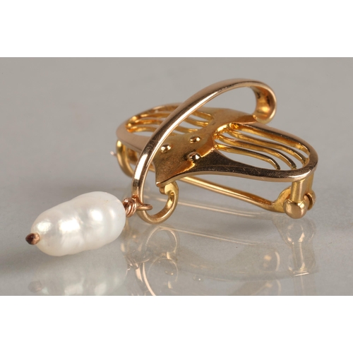 83 - Murrle Bennett 15ct yellow gold brooch/pendant with pearl, 3.9 grams.