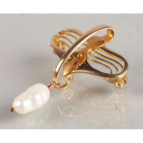 83 - Murrle Bennett 15ct yellow gold brooch/pendant with pearl, 3.9 grams.