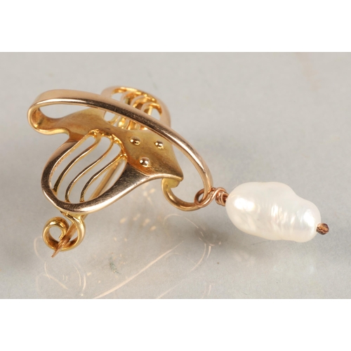 83 - Murrle Bennett 15ct yellow gold brooch/pendant with pearl, 3.9 grams.