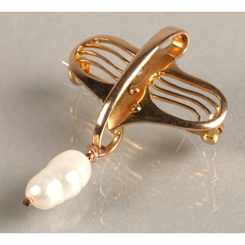 83 - Murrle Bennett 15ct yellow gold brooch/pendant with pearl, 3.9 grams.