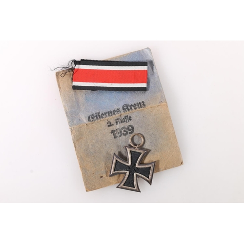 1454 - WWII Nazi German black iron cross 1939 2nd Class with 'Eisernes Kreuz' paper packet.